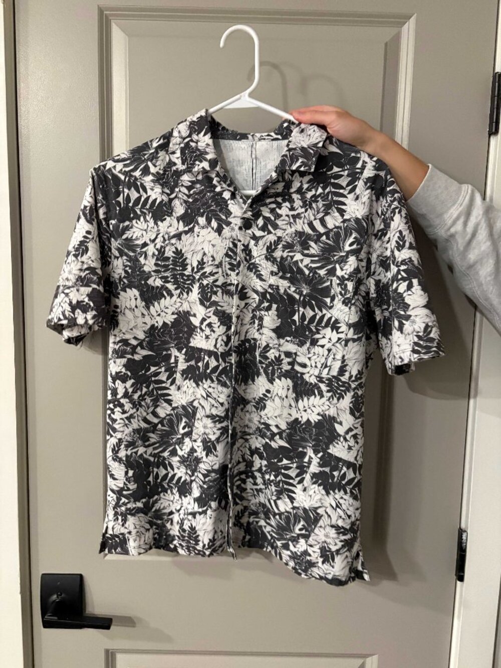 Lululemon Mens Black White Tropical Leaf Palm Print Short Sleeve Button Up Shirt